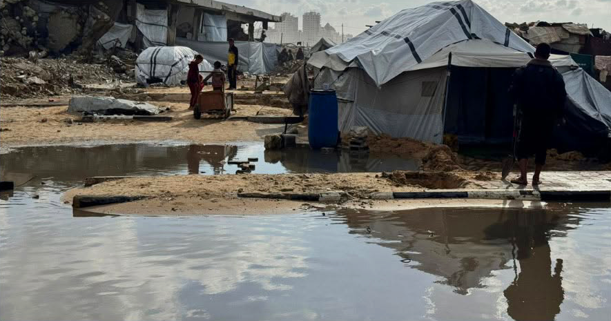 गाजा में तूफान बायरन का खतरा, मानवीय संकट और युद्धविराम उल्लंघन जारी