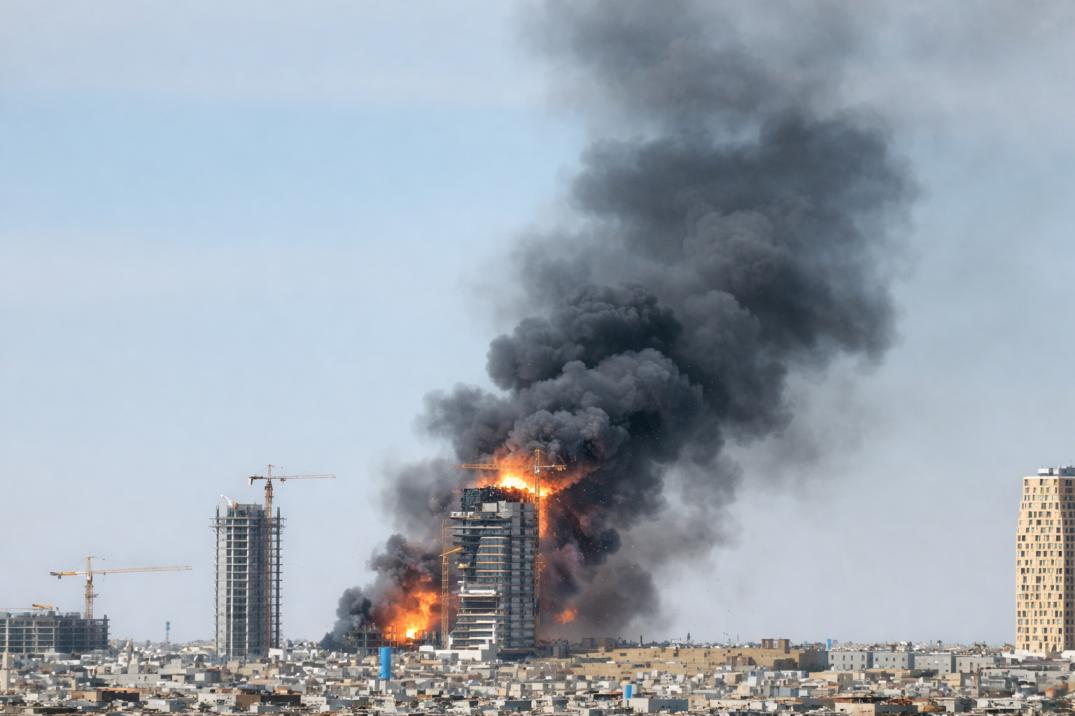 सऊदी अरब में रिहायशी इमारत पर प्रोजेक्टाइल गिरा, 2 लोगों की मौत