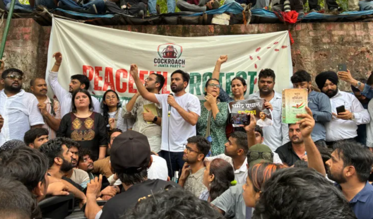 ‘कॉकरोच जनता पार्टी’ का दिल्ली में शक्ति प्रदर्शन, युवाओं के गुस्से ने लिया आंदोलन का रूप